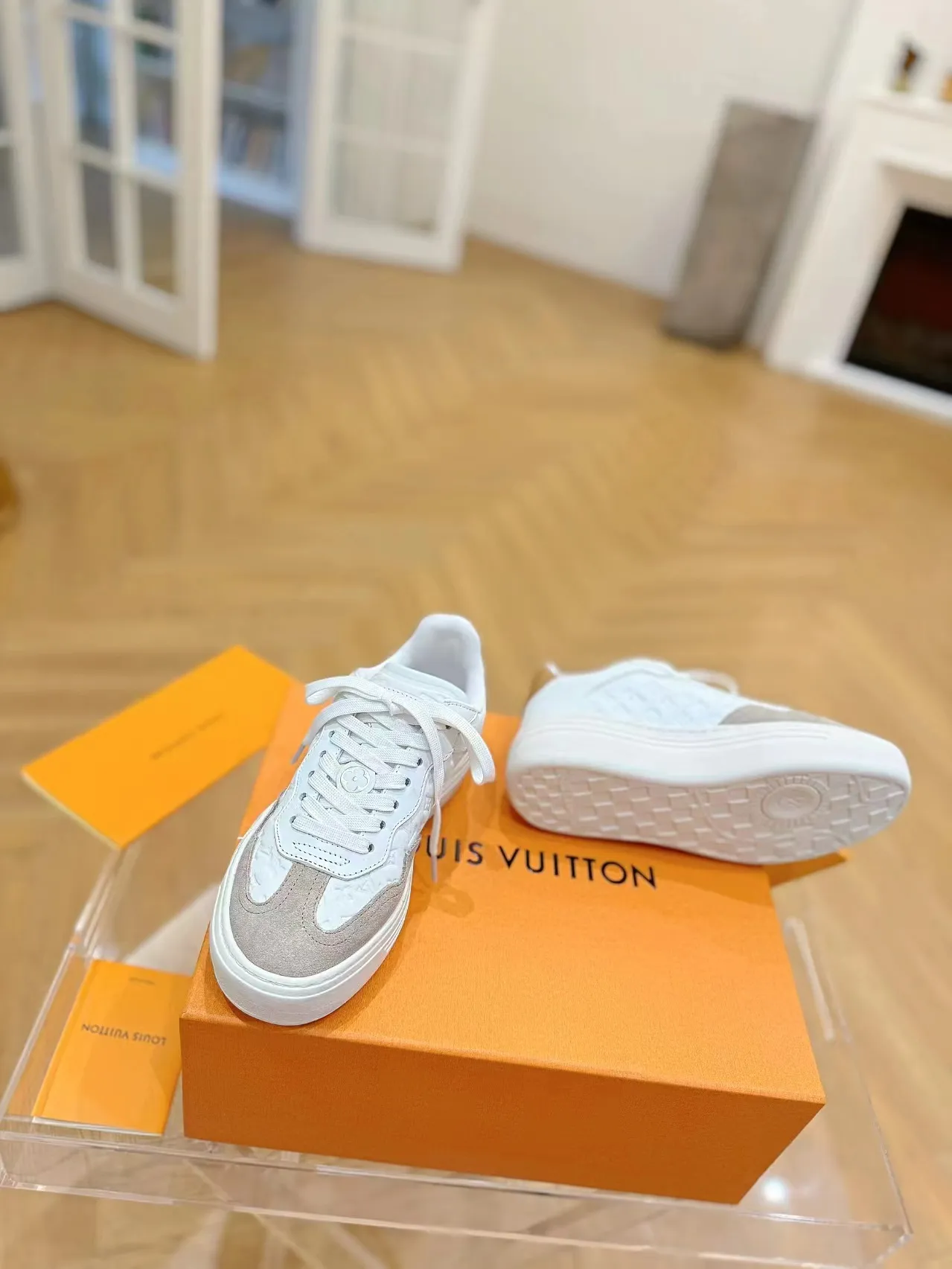 👟👟Ex-factory price 620👟👟Men's size +10 Same style for men and women🔥🔥𝐋𝐕 𝐃𝐢𝐬𝐜𝐨𝐯𝐞𝐫𝐲 2024 new sports shoes thick sole casual ❗️❗️ original purchase development and production LV Discovery lace-up shoes were unveiled at Louis Vuitton's fourth show. They are made of technical mesh fabric and metallic synthetic materials to create a streamlined design. Brand elements embellish the upper and lightweight rubber outsole, with technical shoelaces. Fabric: Original imported cowhide + technology mesh Inner lining: Original customized breathable mesh Sole: Original molded ultra-light rubber foam material Bottom thickness: 5.5CM Size: Women's 35-41 (41 customized), Men's 39-46, (45-46 customized)